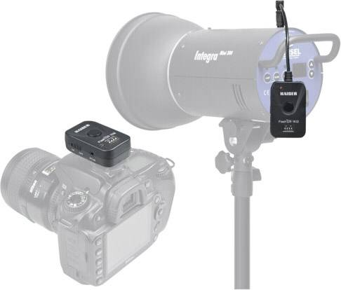 Digitális fényképezőgép rádiós vevő és adó segítségével csatlakoztatva egy stúdióvakuhoz, bemutatja a fotóstúdiók felszerelését.