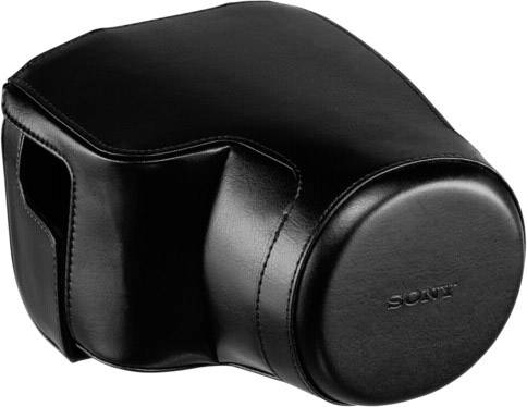 Egy fekete bőr fényképezőgép-táska, Sony márkajelzéssel, tükörreflexes fényképezőgéphez méretezve, oldalról perspektivikus nézetben.