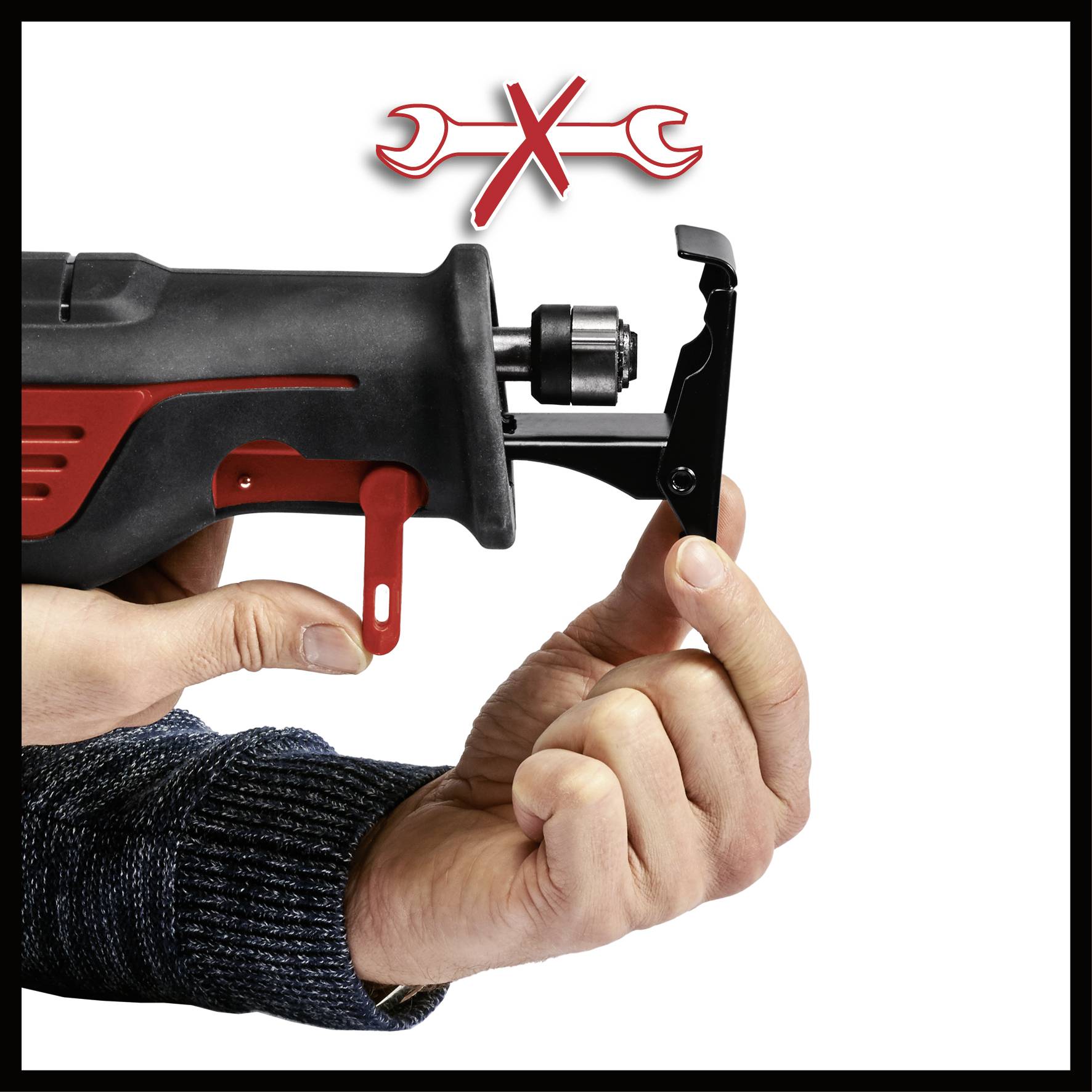 Egy kéz közelképe, amint egy elektromos fűrészt tart. Egy felső jelkép piros keresztet mutat két csavarkulccsal.