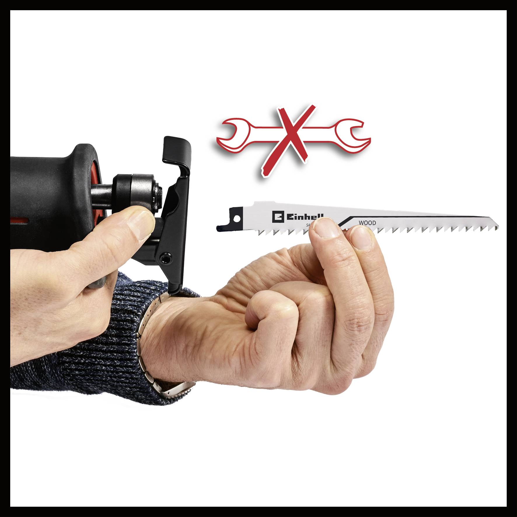 Egy kéz egy fűrészlapot tart egy fűrészgép előtt. Egy áthúzott csavarkulcs szimbólum jelzi a szerszám nélküli cserét.