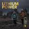 Két személy hátizsákkal egy vad tájon halad. Felül a 'LITHIUM POWER' felirat áll; jobb alsó sarokban egy akkumulátor látható.