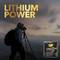 Egy hátizsákos személy fényképez egy tájat napnyugtakor. Felül a 'LITHIUM POWER' felirat áll. Mellette egy lítium akkumulátor látható.