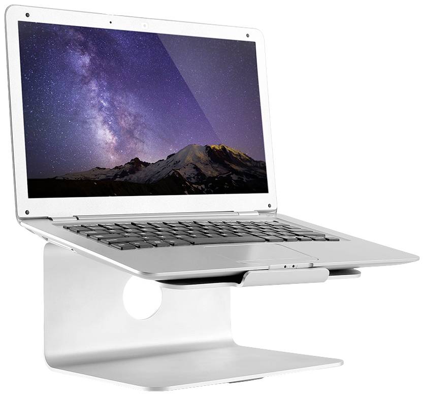 Egy laptop egy állványon egy éjszakai hegyvidék fölötti Tejút képét mutatja. A jelenet a természet nyugalmát és szépségét hangsúlyozza.