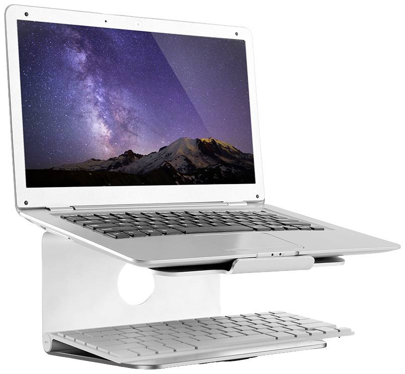 Egy laptop állványon egy hegyvonulat fölötti csillagfényes égboltot mutat a képernyőjén. Alatta egy billentyűzet helyezkedik el.