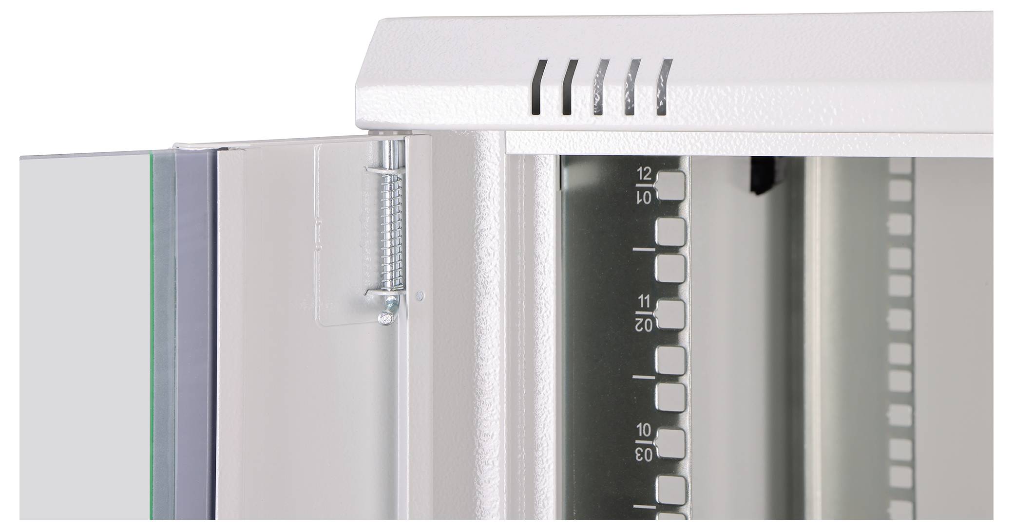 'Egy elosztószekrény közelképe, amelyen jól láthatóak a csuklópántok és a mérőskála az oldalán, jelezve az ajtó nyitási szögét és a belső teret.'