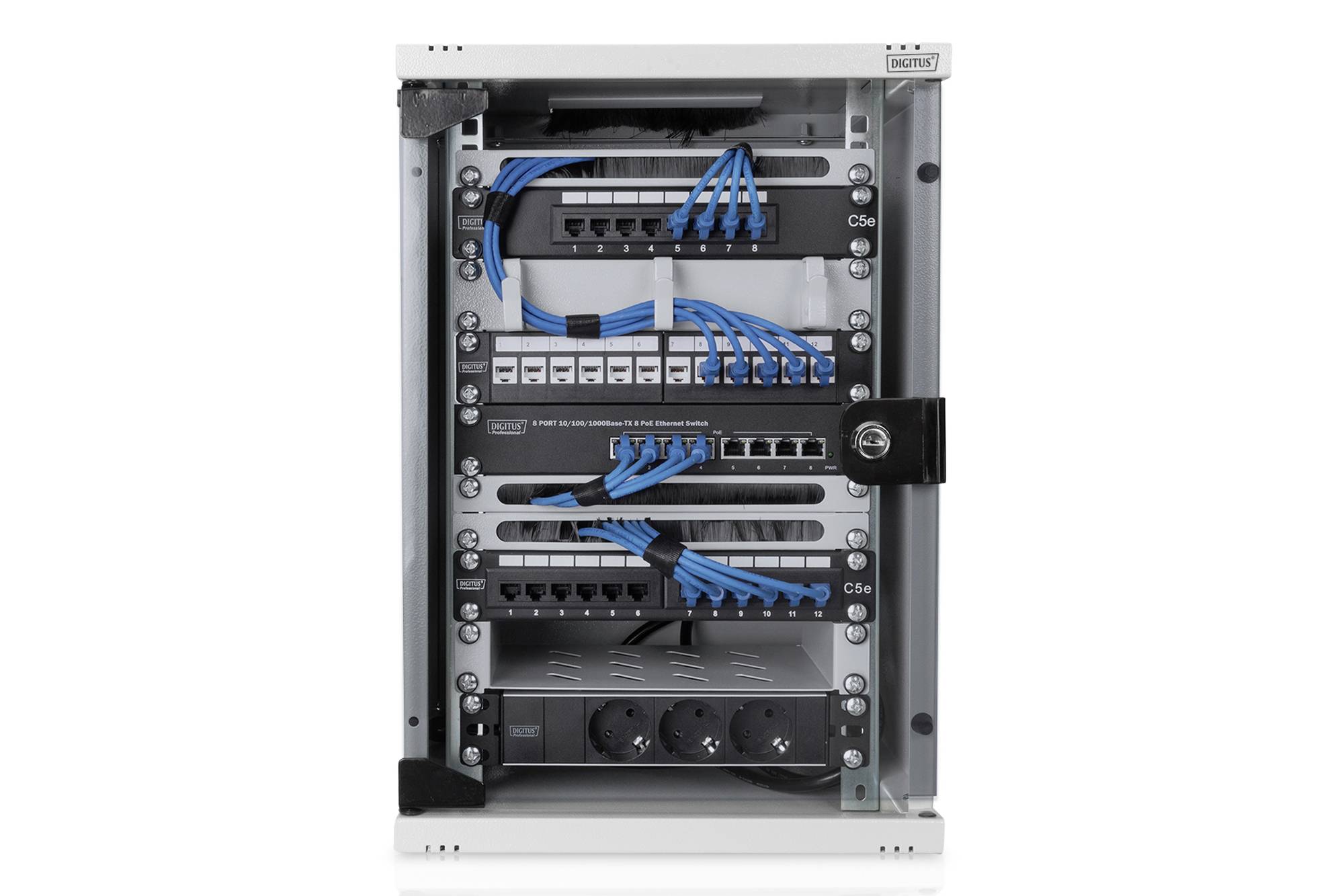 Egy nyitott hálózati rack szekrény több csatlakoztatott kék Ethernet-kábellel, patch panelekkel és hálózati eszközökkel.