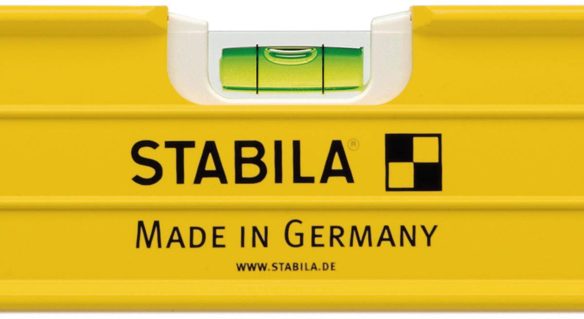Sárga házú vízmérték, középen látható libellával. A szöveg 'STABILA', 'Made in Germany'.
