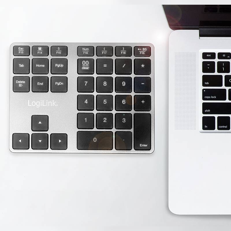Egy LogiLink vezeték nélküli numerikus billentyűzet egy laptop mellett. A billentyűzet karcsú dizájnnal rendelkezik és egyszerű adatbevitelre lett tervezve.