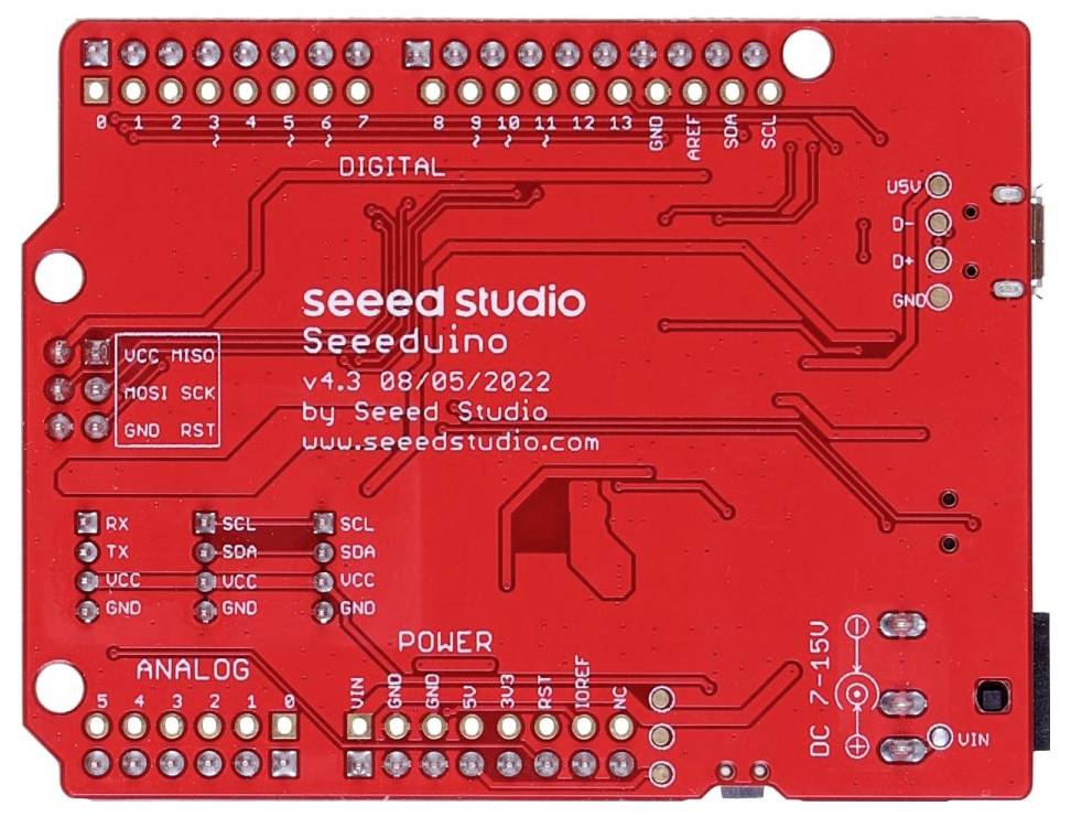 Egy piros Seeduino áramköri kártya, analóg és digitális csatlakozókkal, valamint tápellátási pontokkal.