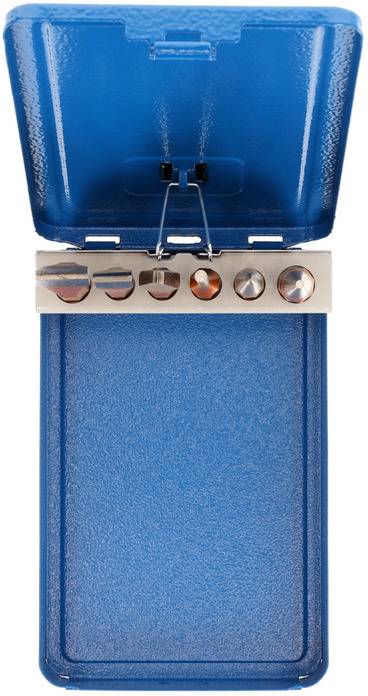 Egy kék doboz hat különböző csavarfejjel egy fémtartón, nyitott állapotban, felfelé irányítva.