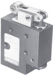 Fekete-fehér közeli felvétel egy mechanikai alkatrészről, emelőkarral és csavarokkal, "Festo" felirattal ellátva.