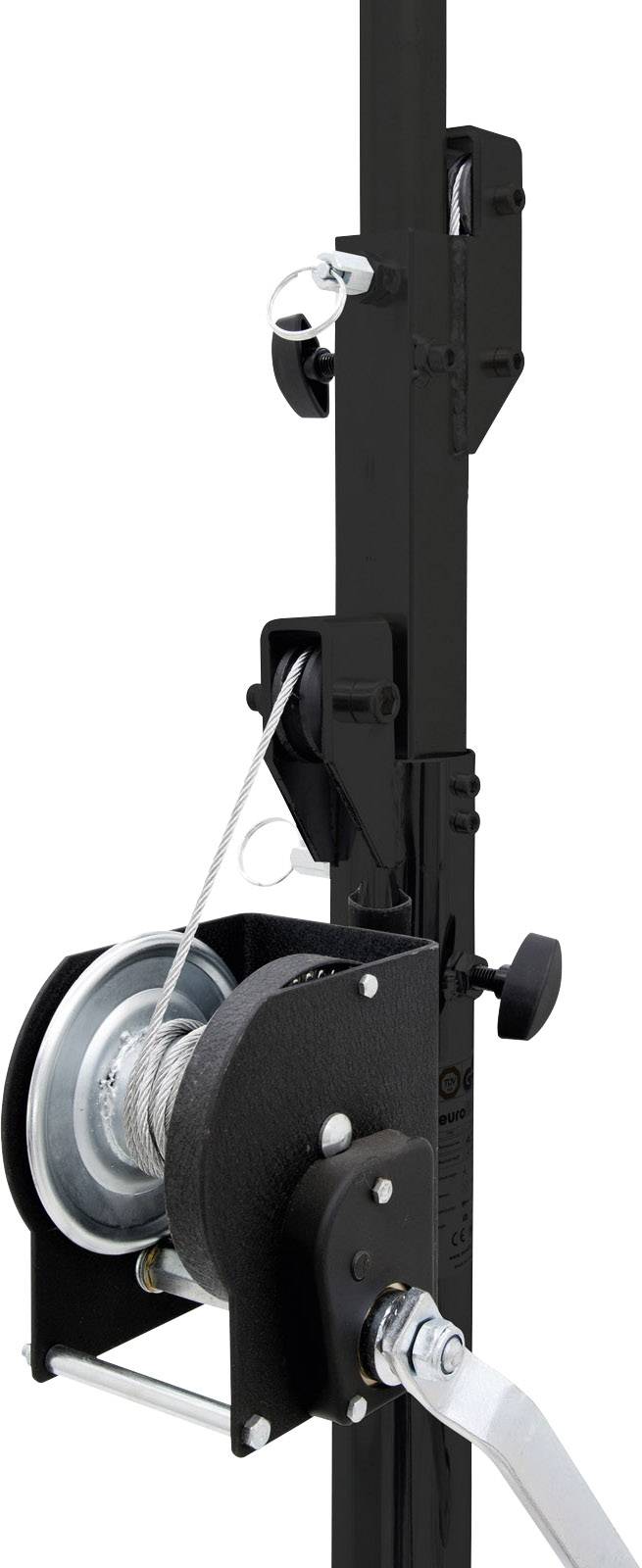 Egy acélköteles manuális kézi csörlő közeli felvétele, fekete függőleges fémcsőhöz rögzítve.
