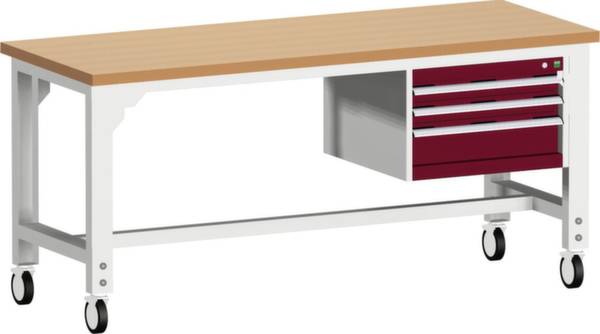 Egy robusztus munkaasztal kerekeken, fa lappal és a jobb oldalán beépített fiókrendszerrel.