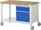 Mobil munkaasztal kerekeken, fa munkalappal, két kék fiókkal és egy nyitott polcos tárolórészleggel.