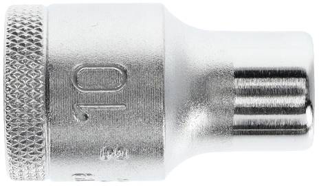 Egy ezüstös dugókulcs betét, amelyet a '10' szám jelöl, egy egyenletes fehér felületen.