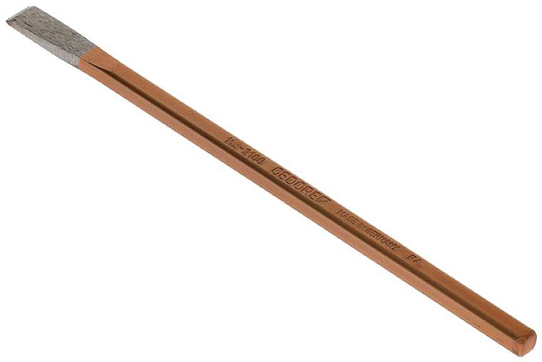Egy narancssárga véső fémfejjel és a nyélre gravírozott felirattal, fehér háttér előtt.