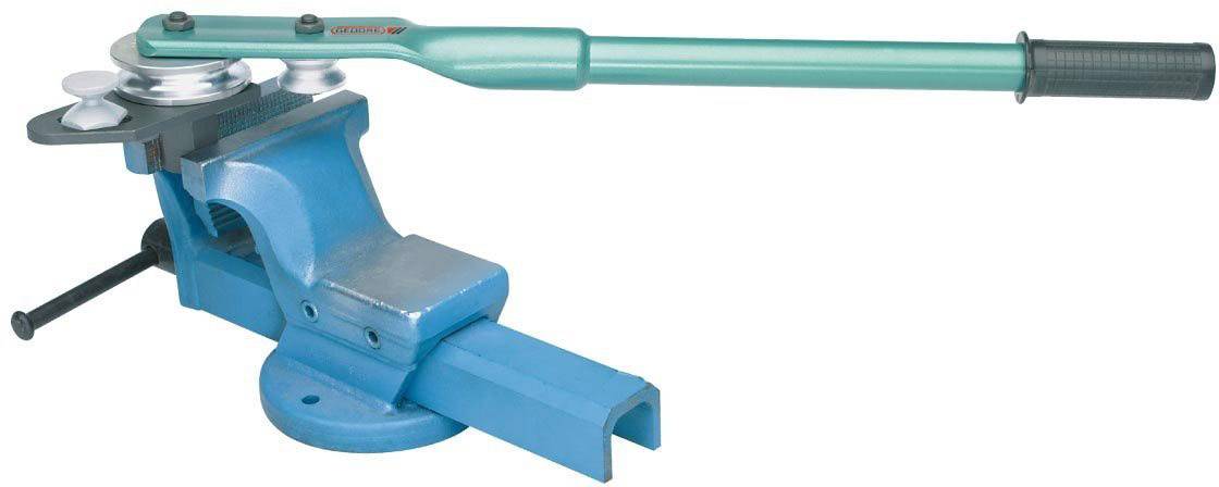 Egy csőhajlító gép hosszú fogantyúval, egy robusztus, kék satuba szerelve. Alkalmas csövek hajlítására.