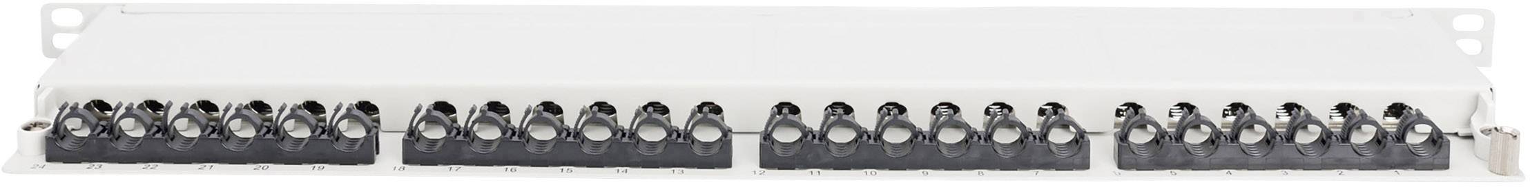 Egy fehér hálózati patch panel sok csatlakozóval, amelyet a kábelek kezelésére és összeköttetések létrehozására szereltek fel egy szerverteremben.