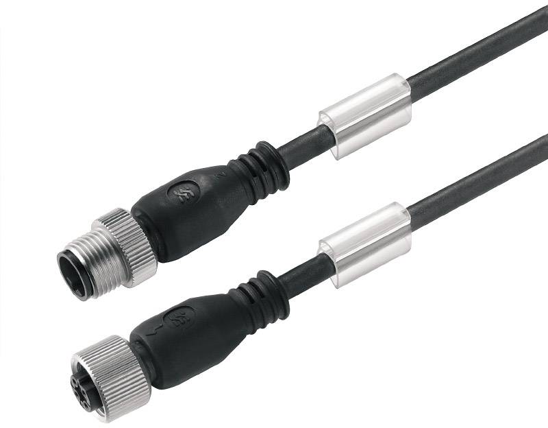 Két fekete, robusztus elektromos kábel fém csatlakozókkal és csavaros rögzítésekkel. Mindegyik kábel hengeres fémrészekkel van ellátva alátámasztás céljából.