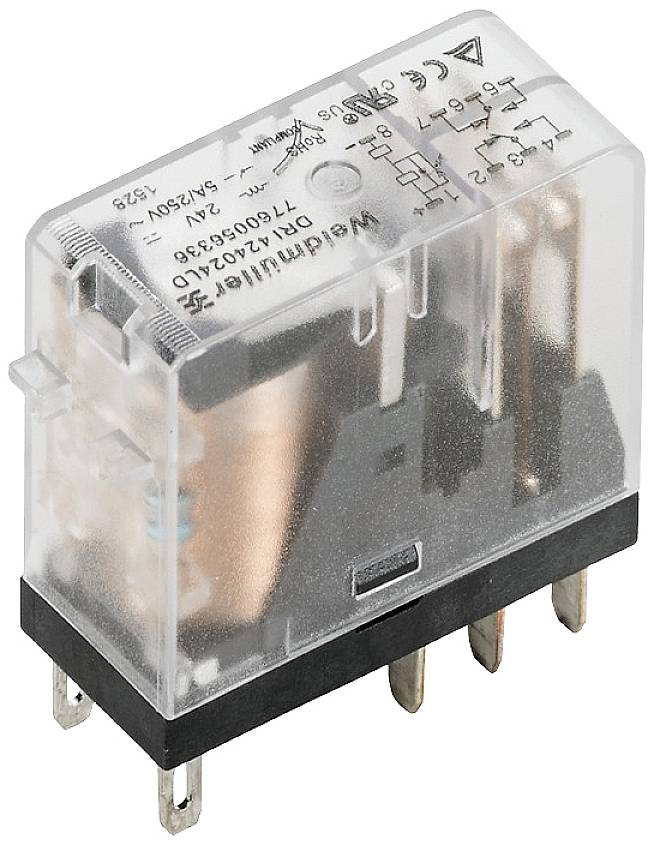 Egy átlátszó relé több fémcsatlakozóval és nyomtatott specifikációkkal, amelyet elektromos áramkörökben eszközök működtetéséhez használnak.