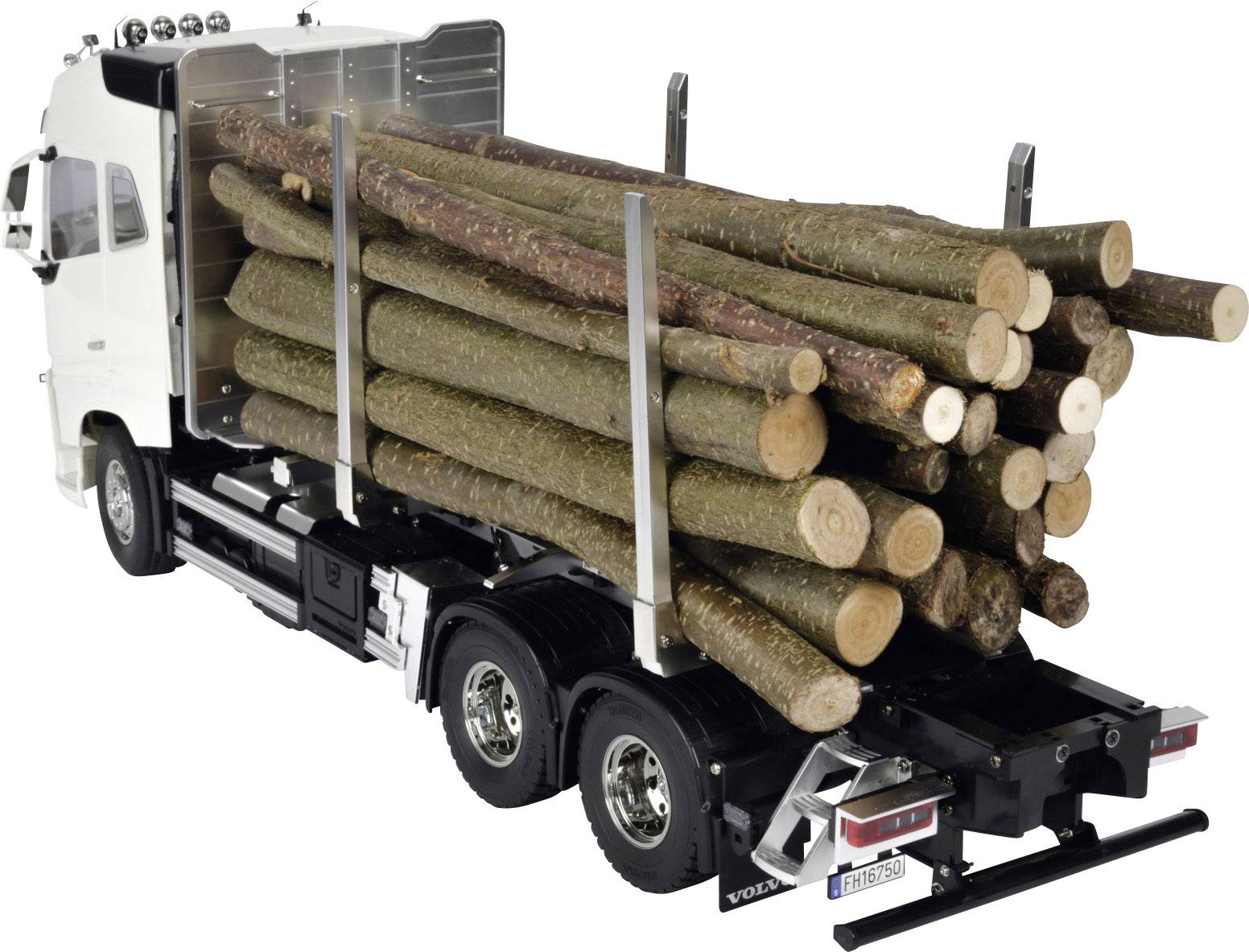 Egy teherautó nagy rakomány faanyagot szállít. A pótkocsi teljesen meg van rakva, a faanyag kilóg belőle.