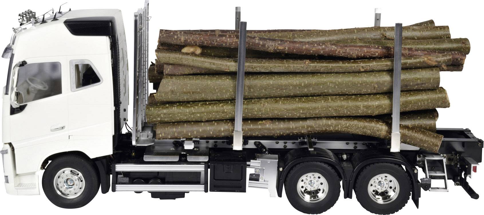 Egy fehér teherautó faanyagot szállít. A fahasábok biztonságosan vannak elhelyezve a rakfelületen.