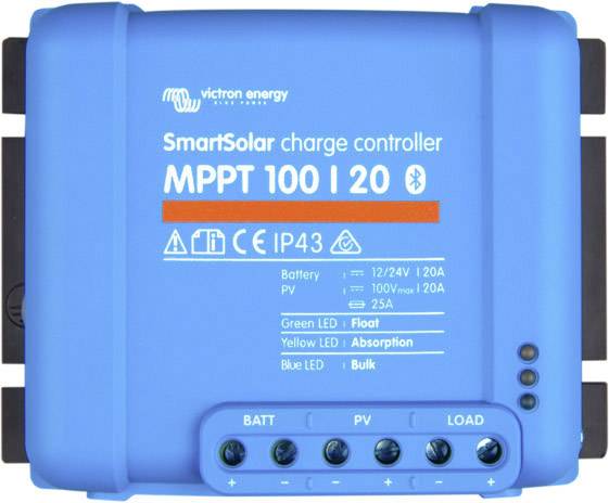 Kék Victron Energy napelemes töltésvezérlő, amelyen a 'SmartSolar MPPT 100 | 20' felirat látható. LED-es állapotjelzővel rendelkezik a akkumulátor, napelemek (PV) és a fogyasztók számára.