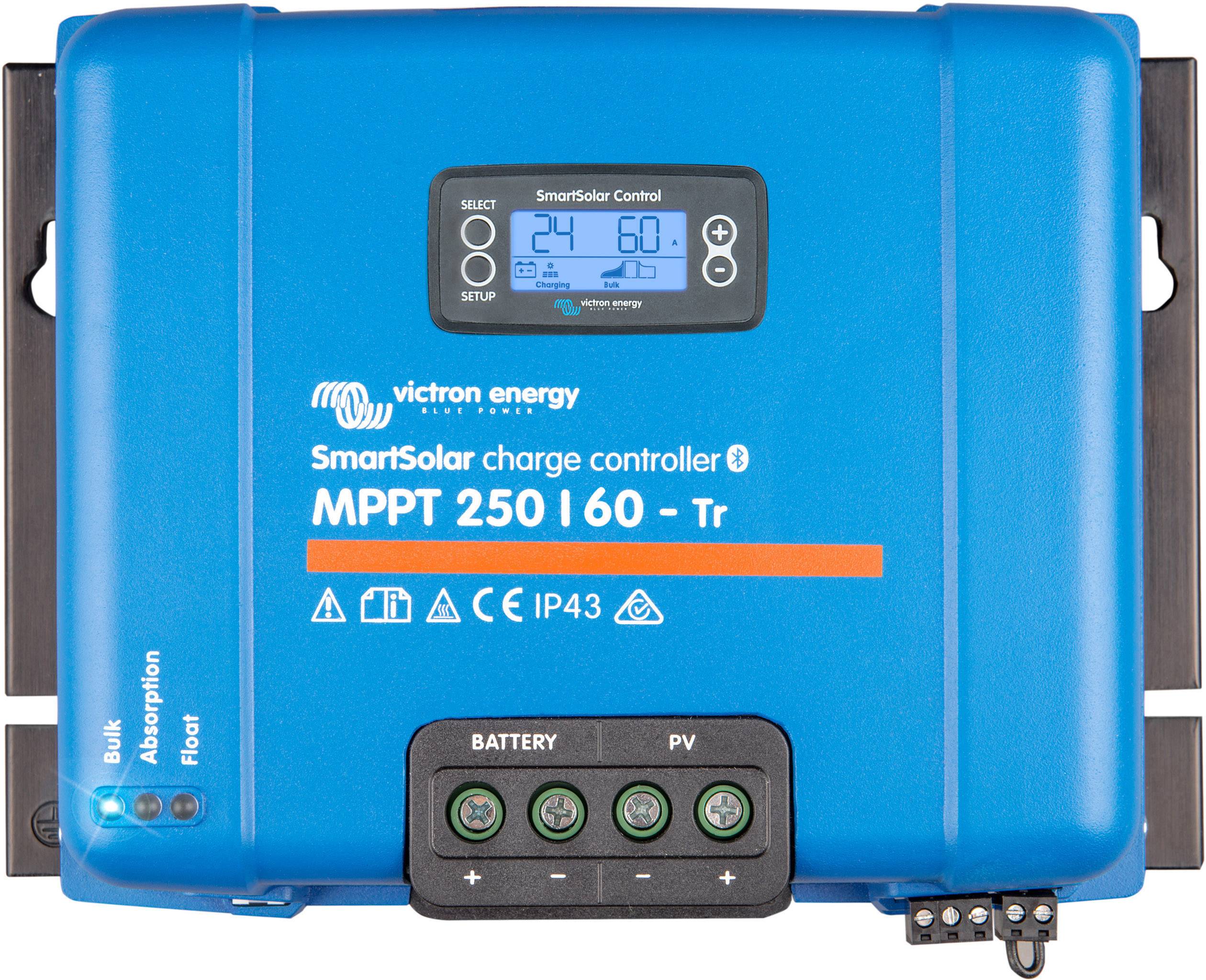 Kék MPPT napelemes töltésvezérlő kijelzővel, amely mutatja a töltöttségi állapotot és a feszültséget. A akkumulátor és a napelem csatlakozásai láthatóak.