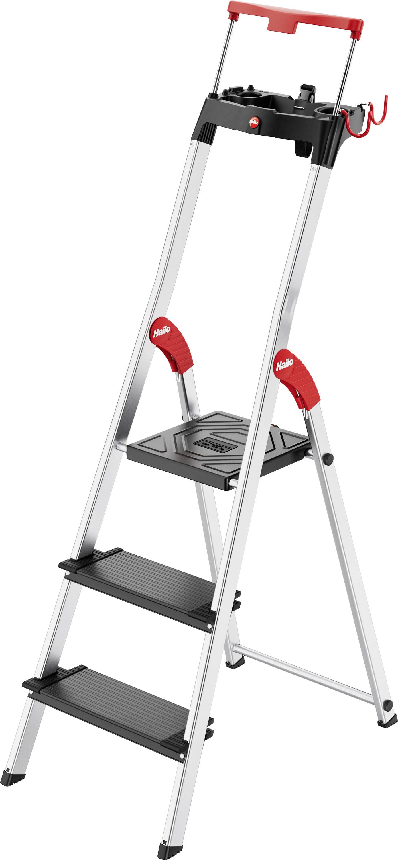 Egy háromfokú létra piros és fekete kiegészítésekkel, biztonsági rudazattal és egy kis platformmal a tetején, háztartási használatra tervezve.