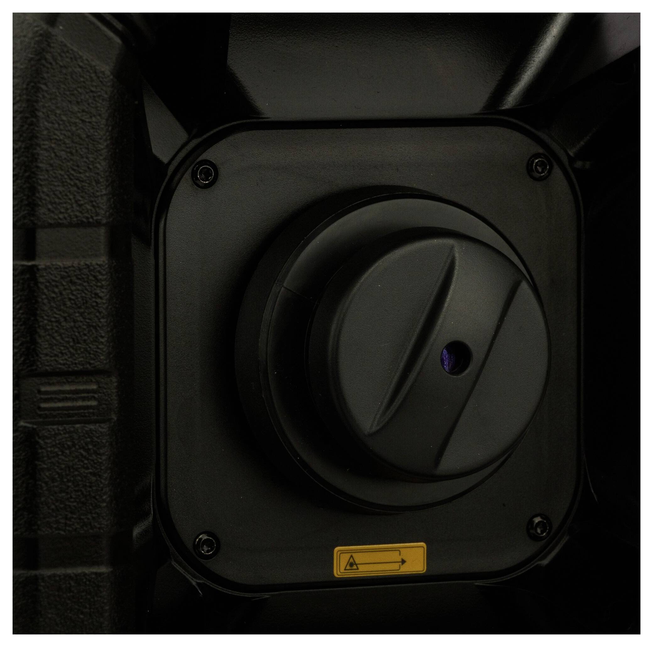 Fekete műanyag tároló kerek, forgótetővel és egy kis sárga figyelmeztető jelzéssel alatta.