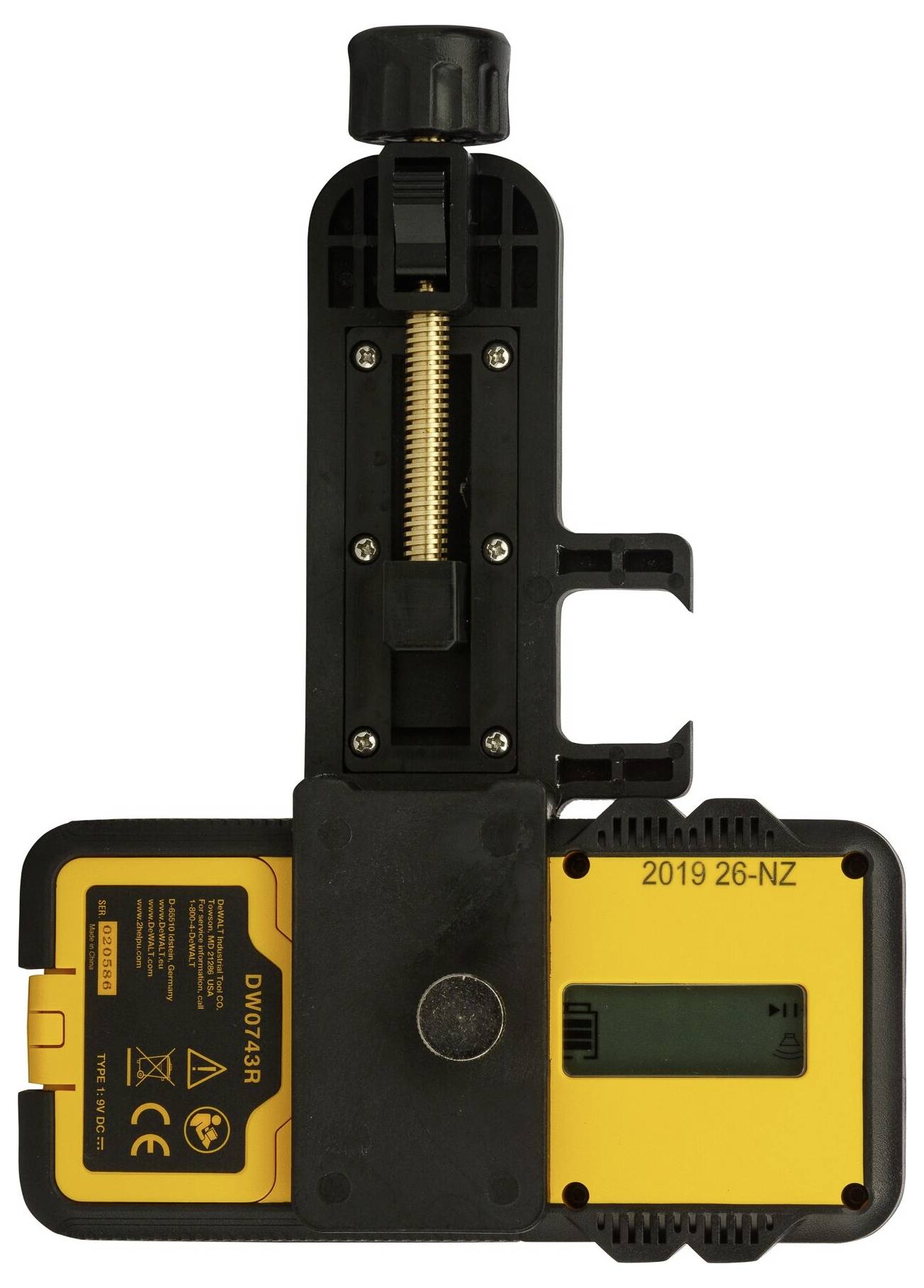 Egy sárga házú és fekete dizájnú digitális dőlésmérő. Elölnézete mutatja a skálákat és a kalibráláshoz szükséges gombokat.