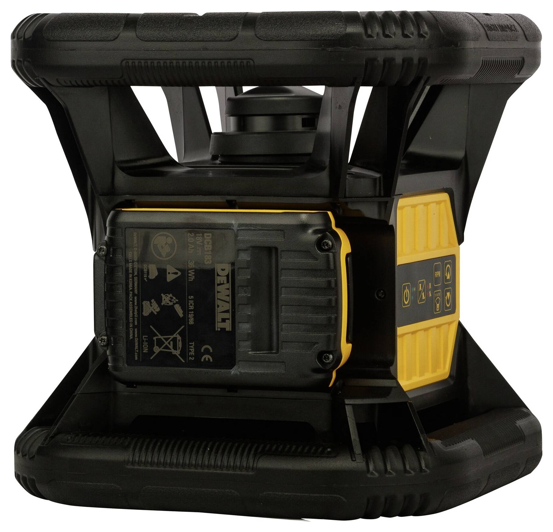 Egy fekete, robusztus eszköz sárga kiemelésekkel, valószínűleg egy hordozható munkalámpa. A gyártó feliratai és szimbólumai láthatóak.