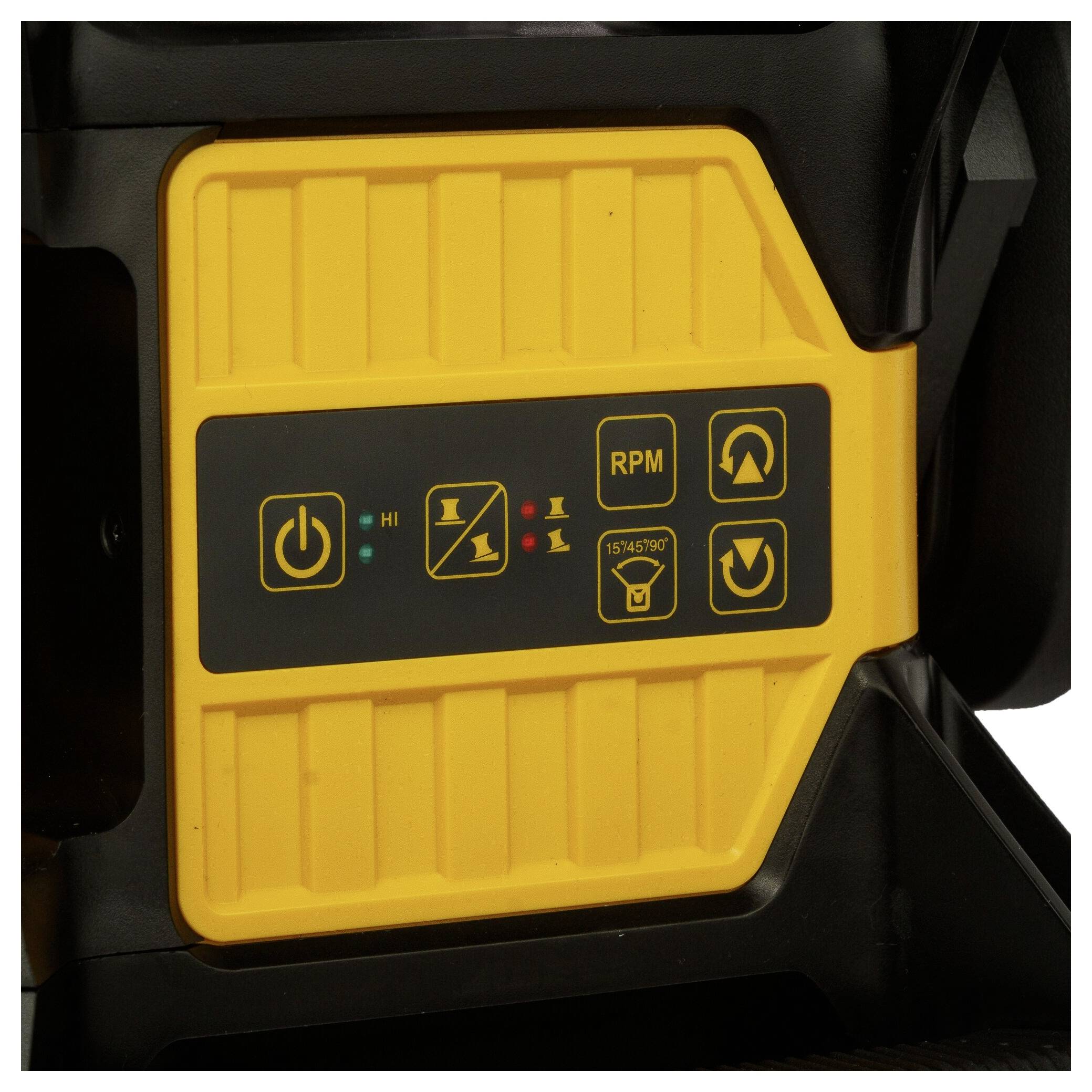 Egy sárga kezelőpanel közeli felvétele kapcsolókkal és szimbólumokkal a vezérléshez. Teljesítményre, sebességre és előre-/hátramenetű üzemmódra utaló szimbólumokat tartalmaz.