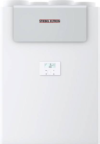 Fehér fűtőberendezés a 'Stiebel Eltron' logóval felül és egy digitális kezelőpanellel alatta, amely a hőmérsékletet mutatja.