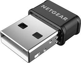 Netgear USB WLAN-adapter, kompakt és négyszögletes, fekete házban, ezüst USB-csatlakozóval.