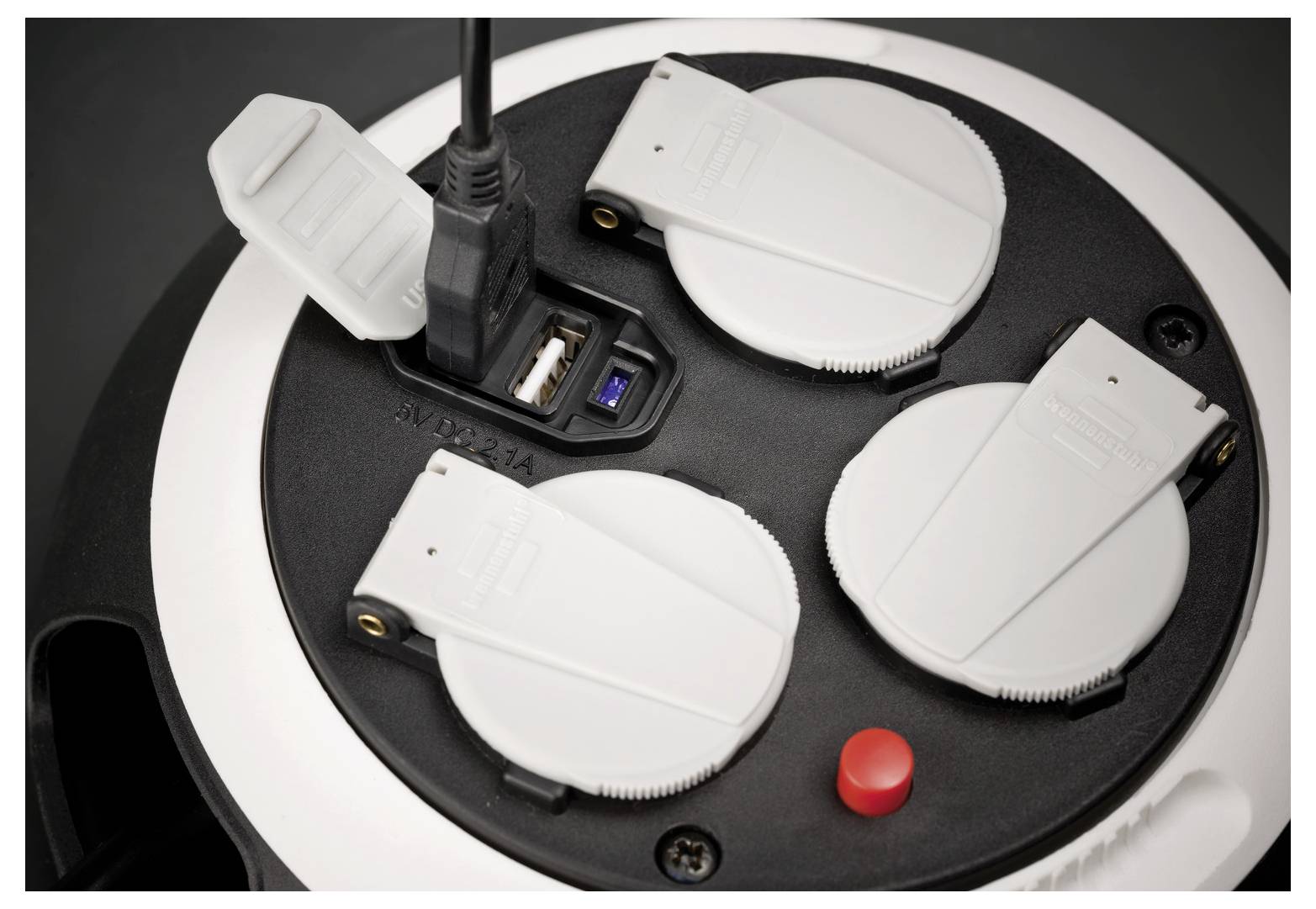 Felülnézet egy kerek fekete töltőalapról négy fehér vezeték nélküli egér töltődokkyal, egy beépített USB-kábellel és egy piros gombbal.