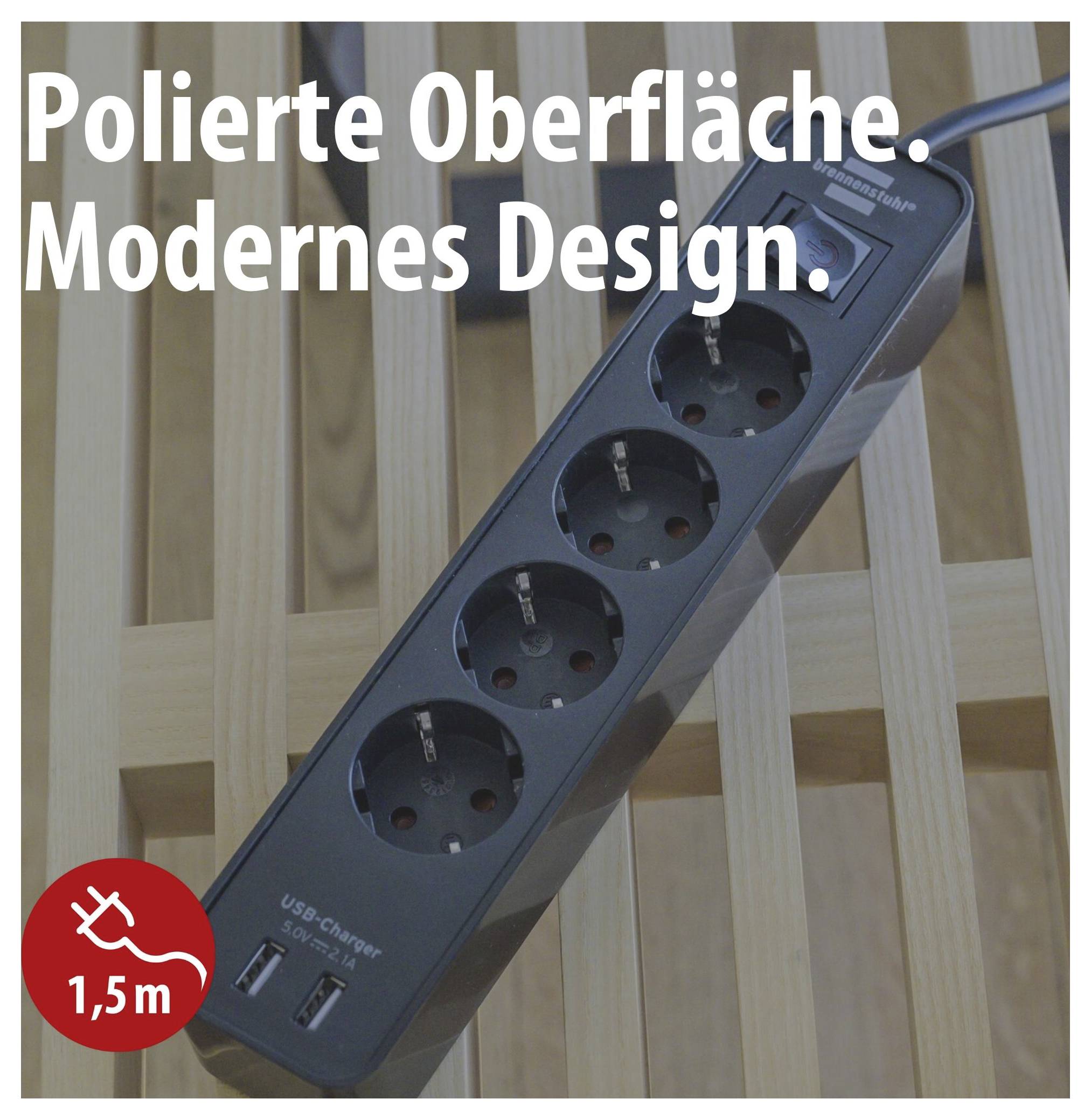 Fekete többfoglalatos elosztó 4 aljzattal és USB-portokkal, ferdén elhelyezve fa léc előtt; szöveg: "Fényezett felület. Modern design." és jelzés "1,5 m".