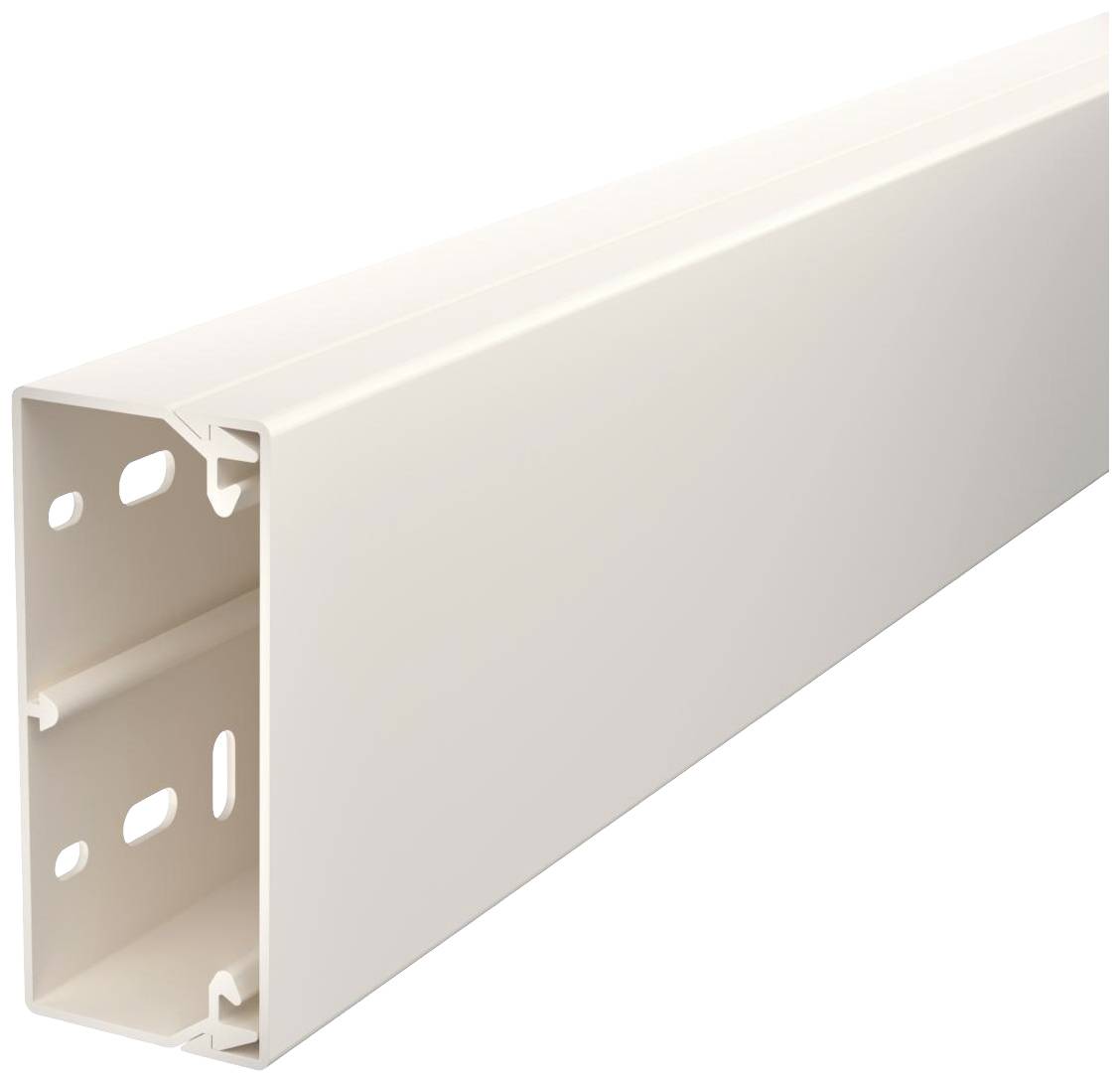 Egy fehér műanyag csatorna kábelek vezetésére és rendezésére, több rögzítési nyílással és téglalap alakkal.