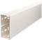 Egy fehér műanyag csatorna kábelek vezetésére és rendezésére, több rögzítési nyílással és téglalap alakkal.