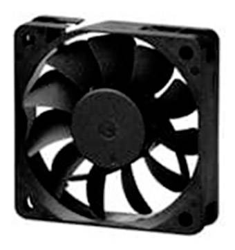 Egy fekete számítógép-ventilátor négyzet alakú kerettel és több lapáttal, amelyeket elektronikai eszközök hűtésére használnak.