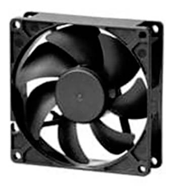 Egy nyolc rotorlapáttal rendelkező fekete számítógép-ventilátor négyzet alakú keretben, amelyet jellemzően eszközök hűtésére használnak.