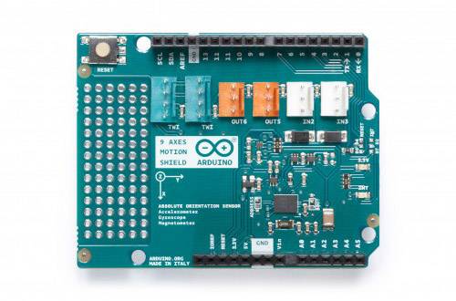 Egy Arduino-panel különböző csatlakozókkal és érzékelőkkel, beleértve egy mozgásérzékelőt, reset gombot és LED-eket állapotjelzéshez.