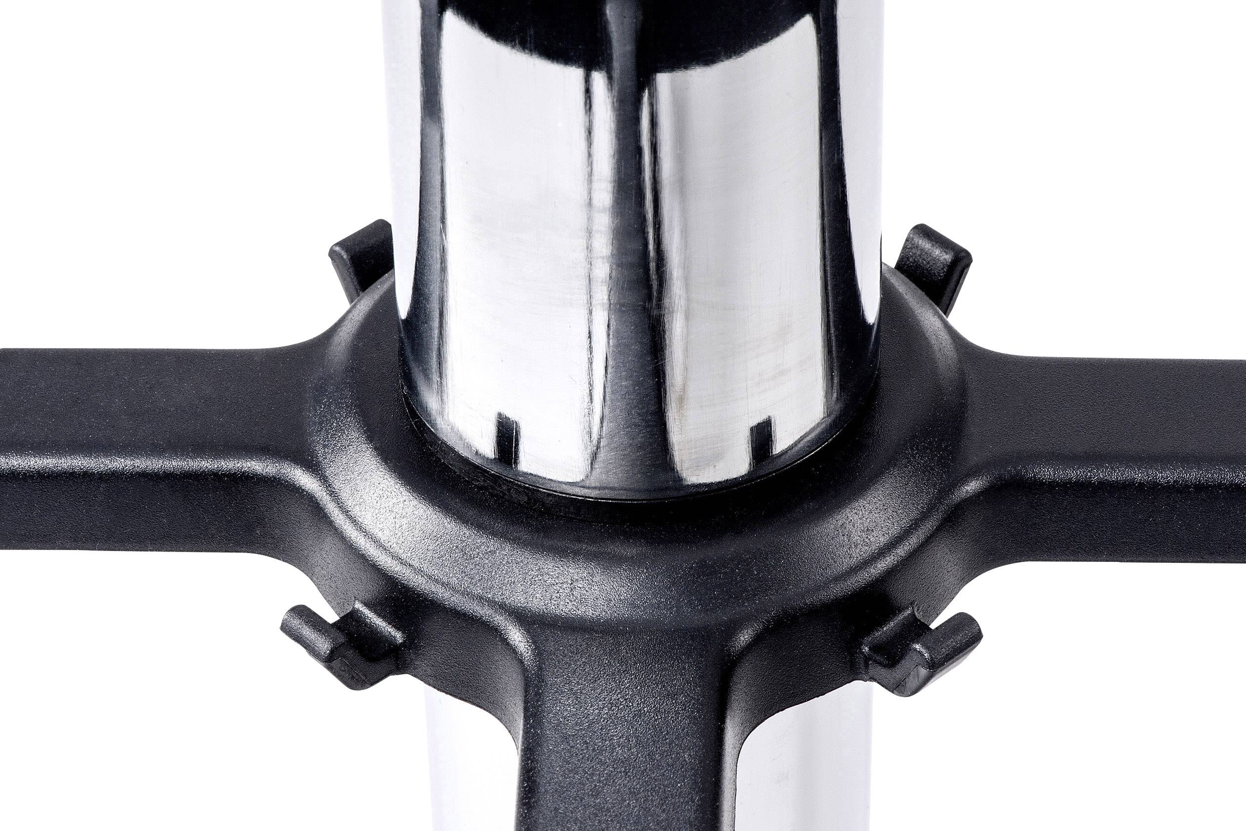 Közeli felvétel egy fémtalapzatról, amelyen fekete műanyag kereszt helyezkedik el, a négy kar végén csavaros mechanizmusokkal.