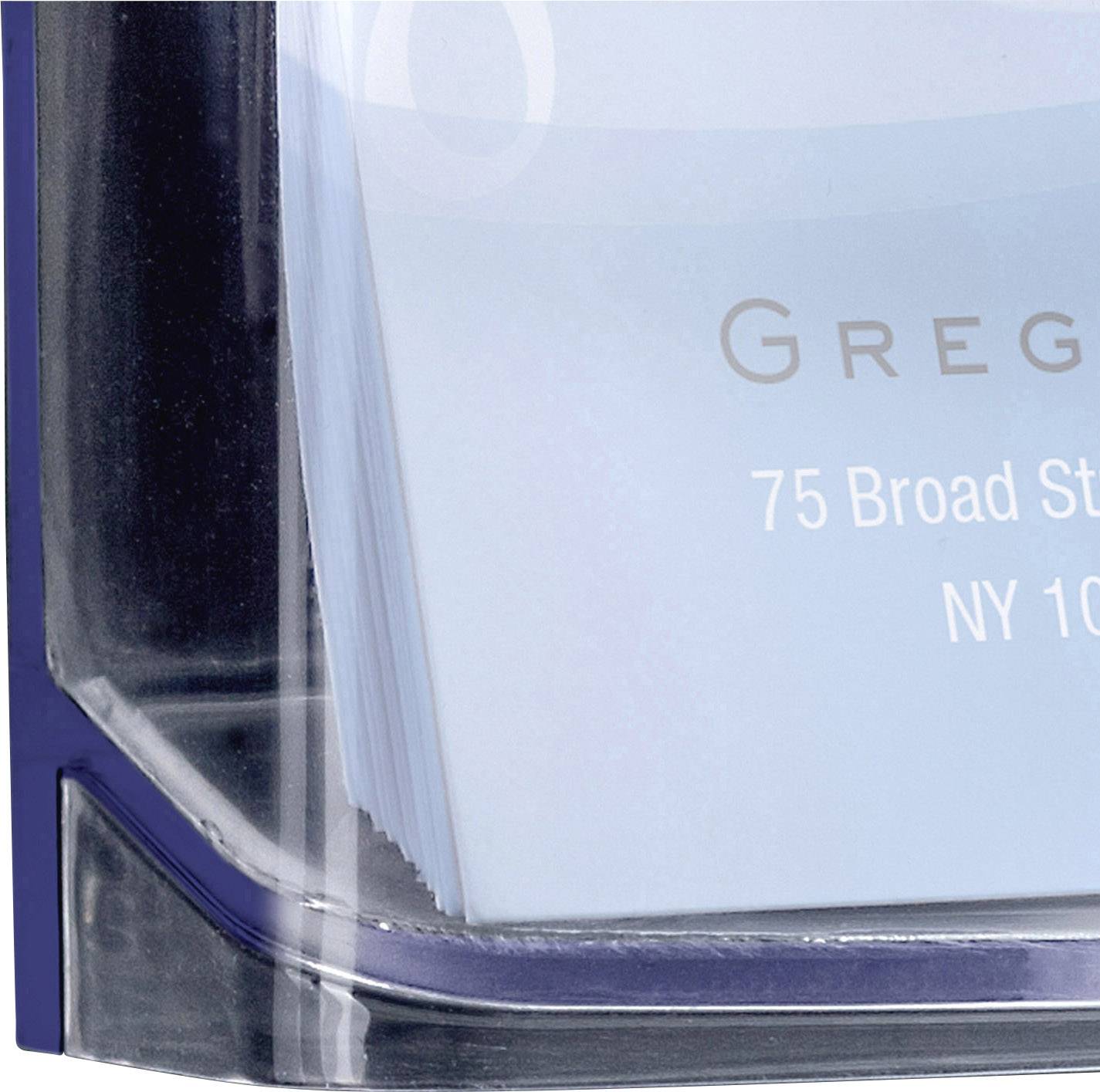 Egy névjegykártya-tartó névjegykártyák kupacával. A legfelső kártya a 'Gregory' nevet és a '75 Broad Street, NY 10004' címet mutatja.