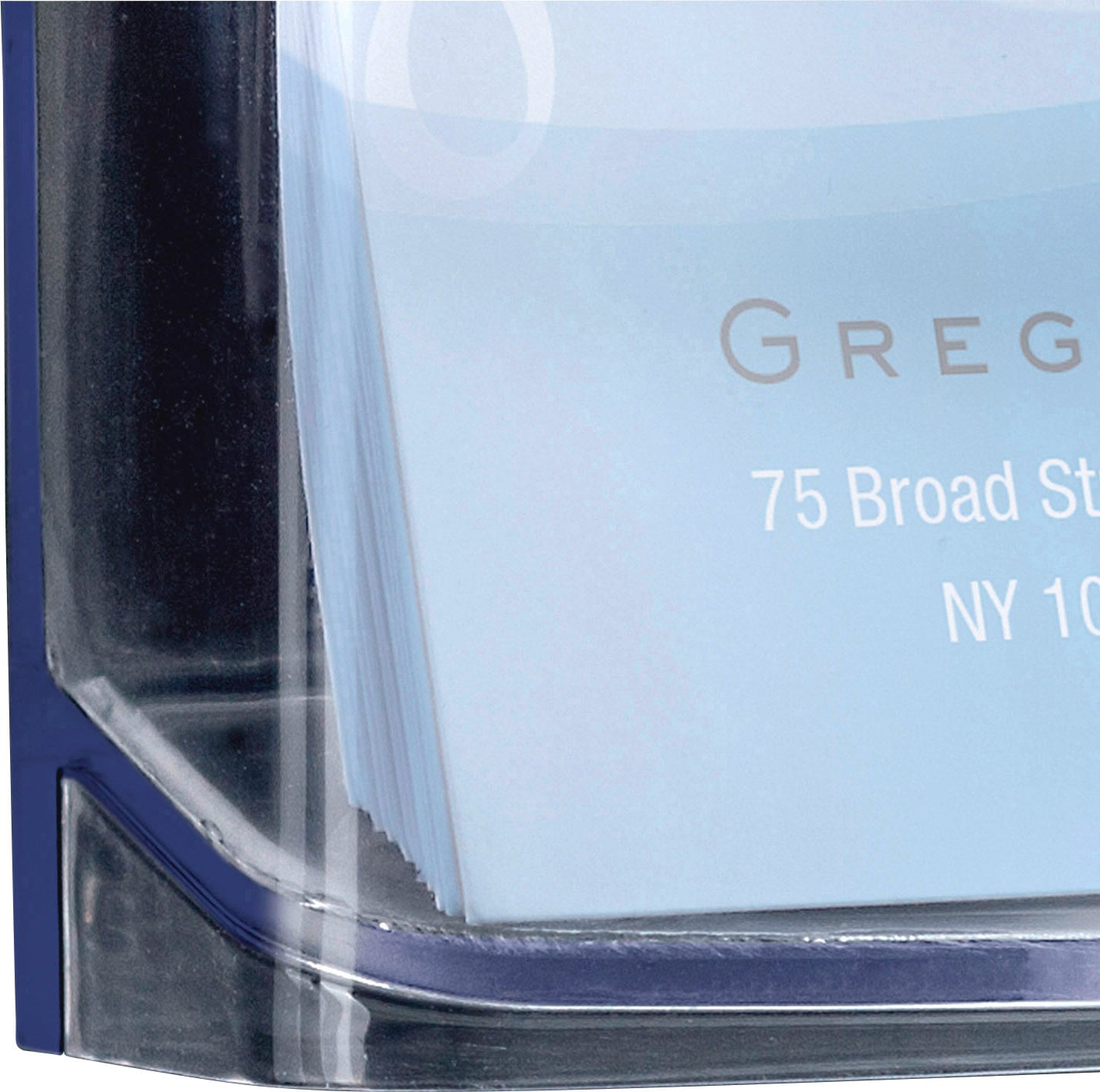 Egy névjegykártya-tartó névjegykártyák kupacával. A legfelső kártya a 'Gregory' nevet és a '75 Broad Street, NY 10004' címet mutatja.