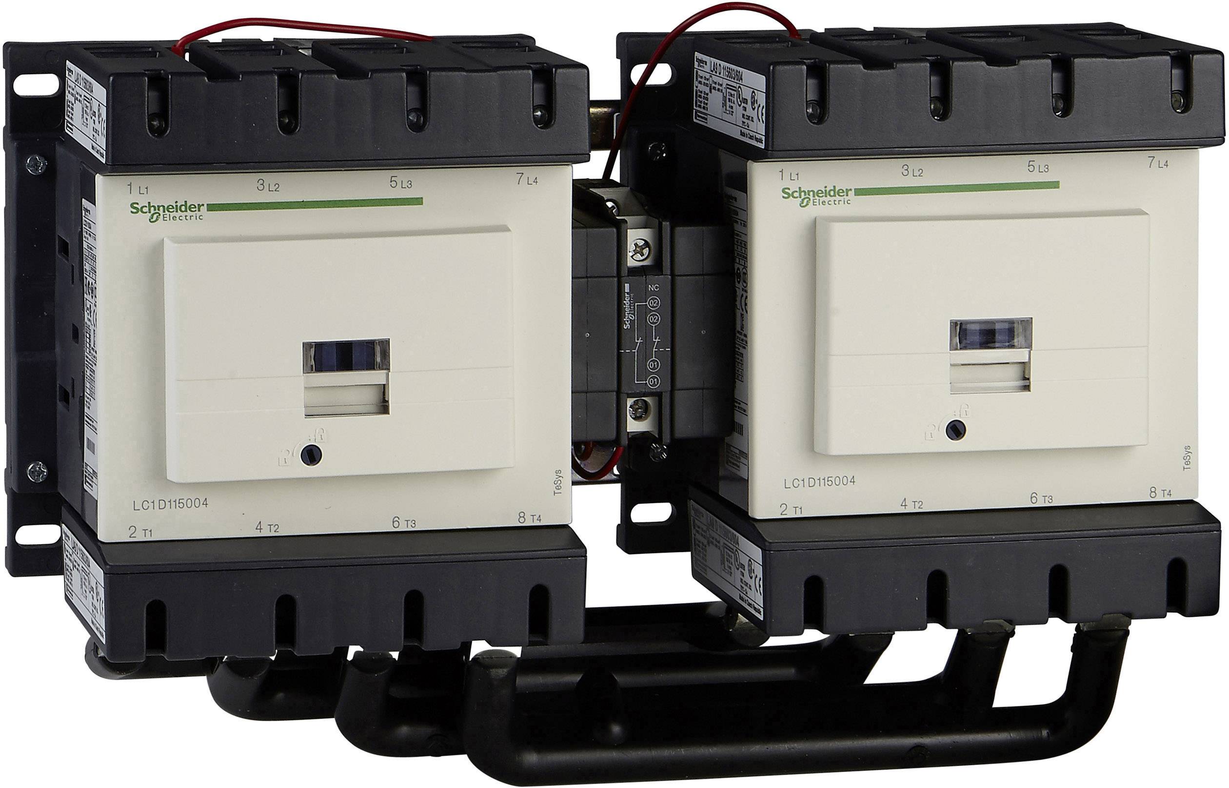 Egymás mellett két nagy kapcsolórelé, elektronikai alkatrészekkel összekötve, a 'Schneider Electric' márkanév láthatóan elhelyezve rajtuk.