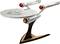 A 'USS Enterprise'űrhajó modellje Star Trekből, piros fénnyel világító hajtóművekkel, állványon bemutatva.