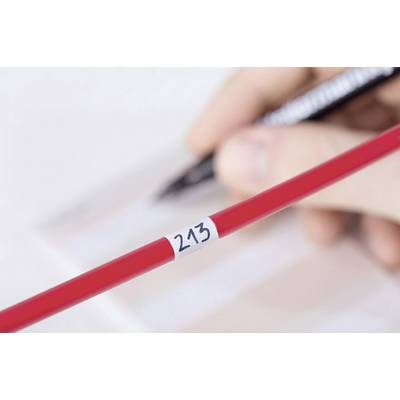 Közeli felvétel egy piros ceruzáról, amelynek a száma '213', és egy kéz tartja. A háttérben elmosódott írási folyamat látható.