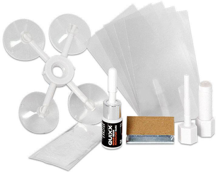 Egy szélvédő-javítókészlet szívókorongokkal, ragasztóval, fóliákkal, csiszolópárnákkal, tűkkel és útmutatólappal repedések javításához.