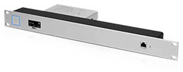 Egy ezüstszínű rack-be szerelhető eszköz Ethernet- és USB-csatlakozókkal, hálózati vagy szerver környezetben történő felhasználásra alkalmas.
